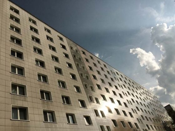 Façade of a WBS70 type mass housing block in Fennpfuhl, Berlin, 2016, Berlin. Photo: Emine Seda Kayim
