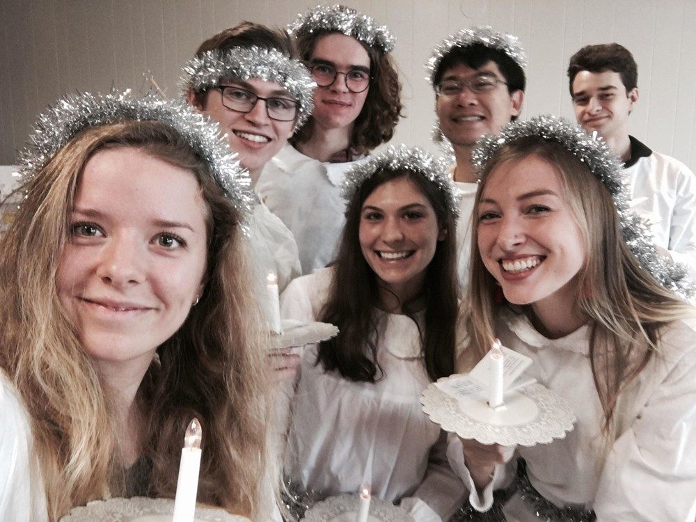 Scandinavian-club-students-helping-out-with-Lucia-at-SWEA‘s-Christmas-Bazaar-2018