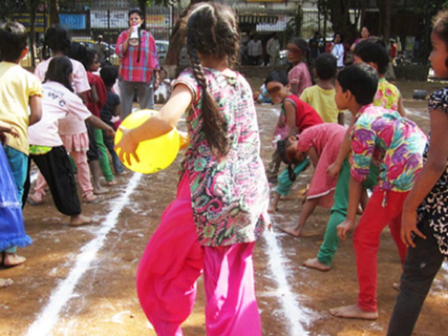 Children playing in Mumbai, India (AAWC)